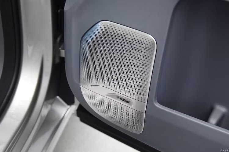 Do đó, bên trong mẫu xe này có nhiều chi tiết thiết kế gợi liên tưởng đến dòng chảy như ốp trên tapi cửa. Ngoài ra, bên trong xe còn có nhiều chi tiết ốp kim loại thật, ví dụ như lưới loa Yamaha hay nẹp trang trí trên đèn trần. Cộng thêm với chất liệu da mềm mại, không chỉ ghế mà còn cả mặt táp-lô, trần xe bọc bằng da lộn và viền chỉ có chất lượng hoàn thiện tốt, tất cả mang đến cảm giác cao cấp cho mẫu MPV hạng sang này.