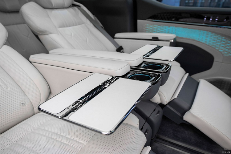 Chưa dừng ở đó, ở tapi cửa còn có một màn hình cảm ứng LCD hình tròn để hành khách chỉnh điều hòa. Bên cạnh đó là màn hình cảm ứng Smart Bar với kích thước 3,14 inch với các nút để chỉnh cửa sổ trời và cửa sổ. Khu vực bên dưới tapi cửa được tích hợp đèn viền, tăng thêm trải nghiệm thú vị cho hành khách.