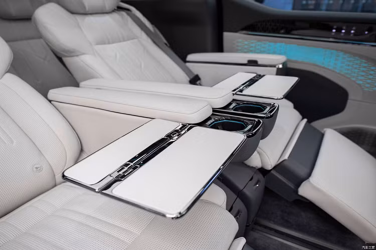 Chưa dừng ở đó, ở tapi cửa còn có một màn hình cảm ứng LCD hình tròn để hành khách chỉnh điều hòa. Bên cạnh đó là màn hình cảm ứng Smart Bar với kích thước 3,14 inch với các nút để chỉnh cửa sổ trời và cửa sổ. Khu vực bên dưới tapi cửa được tích hợp đèn viền, tăng thêm trải nghiệm thú vị cho hành khách.