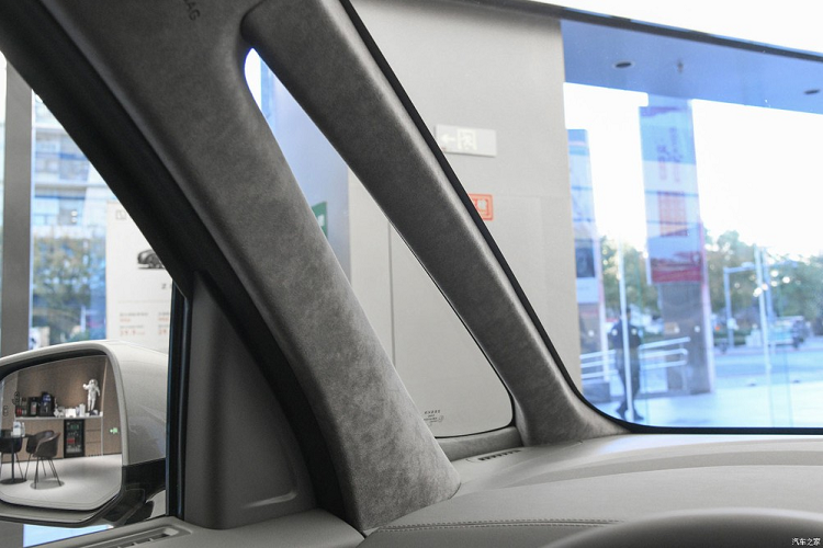 Chưa hết, Zeekr 009 còn được trang bị hệ thống đèn 2 tầng trên đầu xe. Bên trên là 5 dải đèn LED định vị ban ngày mỗi bên, tạo thành hình chữ "U" quay ngược xuống dưới. Thiết kế dải đèn LED định vị ban ngày này được đánh giá là vô cùng độc đáo và khác biệt trên thị trường hiện nay. Trong khi đó, cụm đèn pha chính nằm ngang được đặt ở bên dưới.