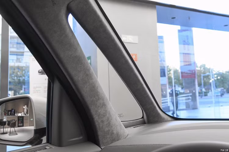 Chưa hết, Zeekr 009 còn được trang bị hệ thống đèn 2 tầng trên đầu xe. Bên trên là 5 dải đèn LED định vị ban ngày mỗi bên, tạo thành hình chữ "U" quay ngược xuống dưới. Thiết kế dải đèn LED định vị ban ngày này được đánh giá là vô cùng độc đáo và khác biệt trên thị trường hiện nay. Trong khi đó, cụm đèn pha chính nằm ngang được đặt ở bên dưới.