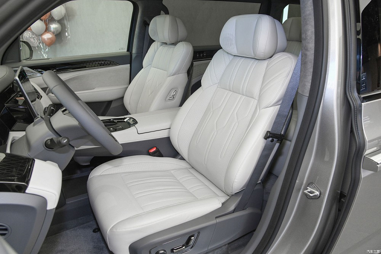 Đằng sau cửa cốp là khoang hành lý 590 lít, có thể chứa 7 chiếc va ly khác nhau dù hàng ghế thứ ba không gập xuống. Nếu ghế sau gập xuống, con số này tăng lên 1.295 lít. Bên dưới nắp ca-pô của xe cũng có thêm ngăn chứa đồ nhỏ, thường được gọi là "frunk", kết hợp giữa 2 từ "front" và "trunk" trong tiếng Anh