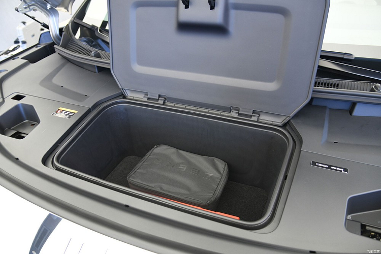 So với đầu xe, khu vực phía sau của Zeekr 009 có thiết kế tiết chế hơn với đèn hậu LED nằm vắt ngang. Cụm đèn hậu này có tên "Wings of Light" với chiều dài lên đến 1,76 m và bao gồm tổng cộng 402 bóng LED. Phía trên cánh gió mui còn có thêm một camera quay về phía sau nhằm hỗ trợ các tính năng an toàn của xe.