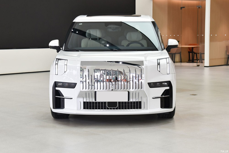 Zeekr là thương hiệu con chuyên về ô tô điện hạng sang của Geely - một trong những hãng xe Trung Quốc lớn nhất và nổi tiếng nhất. Vào hồi tháng 11 năm ngoái, hãng đã chính thức bán mẫu MPV hạng sang Zeekr 009 2023 mới tại Trung Quốc. Đây có thể nói là một trong những mẫu MPV thuần điện cỡ lớn hạng sang đầu tiên của người Trung Quốc.