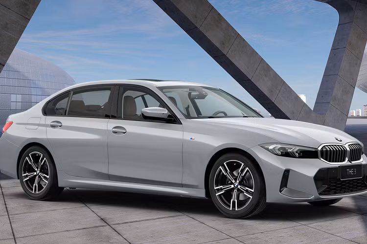 Hệ điều hành BMW 8 phiên bản mới nhất đã cải thiện khả năng nhận dạng giọng nói với Trợ lý ảo BMW.Trợ lý ảo hiện đã có thể mở và đóng cửa sổ, cửa sổ trời và điều chỉnh hệ thống kiểm soát điều hòa trong khoang nội thất bằng giọng nói tự nhiên.