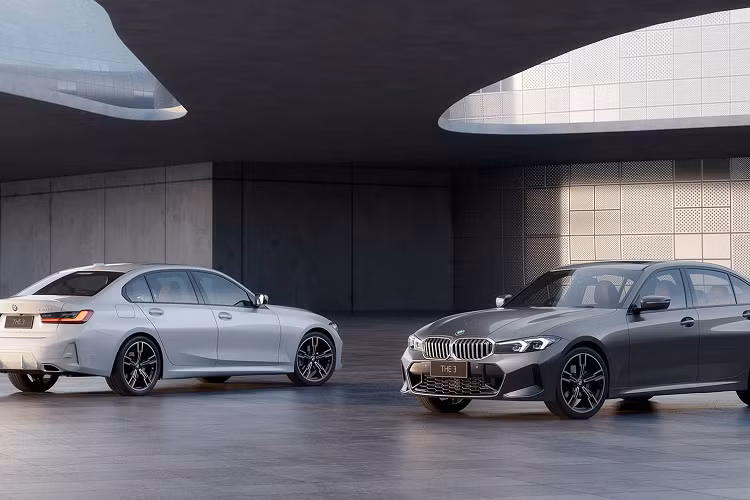 Khác với xe bán tại Trung Quốc có hậu tố "L" trong tên gọi, phiên bản này ở Ấn Độ được kèm theo cái tên Gran Limousine rất hoành tráng. Đến nay, bản BMW 3-Series Gran Limousine G28 2023 mới lại tiếp tục nhận được hàng loạt cải tiến thú vị.