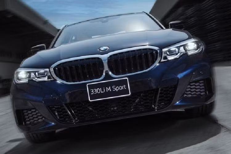 Lưới tản nhiệt quả thận của xe được sửa đổi với những đường nét vuông vắn hơn, các thanh tản nhiệt dày dặn hơn so với mẫu cũ.Bên trong nội thất xe được cập nhật hệ thống màn hình cong BMW Curved Display, bao gồm một màn hình thông tin người lái có kích thước 12,3 inch và màn hình giải trí trung tâm có kích thước 14,8 inch.