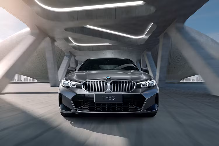 Ở ngoại thất, phần đèn chiếu sáng LED phía trước được thiết kế lại mảnh hơn. Đường gợn ở giữa đèn đã được loại bỏ, thay vào đó là thiết kế đèn chiếu sáng thông thường rõ ràng hơn. Các dải đèn LED chữ L của xe đã được đảo ngược, từ đây tạo vẻ mới lạ hơn cho chiếc sedan năng động.