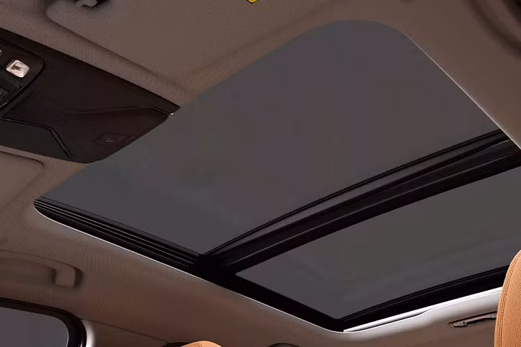 Một số chi tiết như góc nghiêng của ghế cũng được điều chỉnh lại, phần tựa đầu cũng được thiết kế lớn hơn giúp hành khách thư giãn tốt hơn, bệ tì tay ở giữa cũng được căn chỉnh lại nhằm đem lại cảm giác thoải mái.