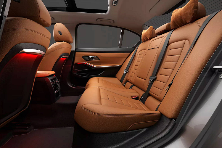 Tuy nhiên, điểm đáng chú ý nhất chính là chiếc xe đã được kéo dài ra thêm ở khoang hành khách phía sau, từ đó đem lại cho người ngồi không gian rộng rãi hơn tương đương với những chiếc BMW 5-Series.