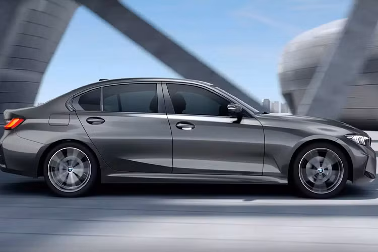 Để phân biệt với 3-Series tiêu chuẩn thế hệ thứ 7 vốn có tên mã G20, BMW đặt cho phiên bản được kéo dài trục cơ sở tên mã là G28. Do vẫn là cùng một dòng xe thuộc phân khúc cỡ nhỏ hạng sang nên BMW 3-Series Gran Limousine hạng sang sở hữu thiết kế ngoại thất không có khác biệt gì nhiều so với 3-Series tiêu chuẩn.