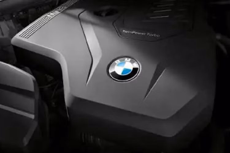 Nếu khách hàng lựa chọn thêm một số bộ phụ kiện, thương hiệu thậm chí có thể trang bị thêm giá đỡ iPad ở khoang sau để biến chiếc iPad thành một màn hình giải trí cho hành khách phía sau. Phần duy nhất không có gì thay đổi so với 3-Series G28 đời trước là các lựa chọn về động cơ.