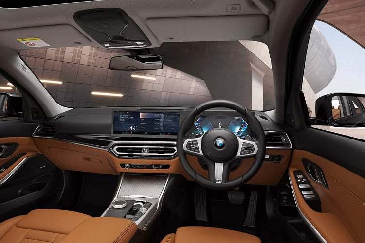 Chiều dài tổng thể của chiếc xe ở mức 4.819 mm, gầm xe được nâng cao hơn so với phiên bản gốc khoảng 6 mm và hệ thống treo cũng đã được BMW tinh chỉnh để đem lại cảm giác êm ái hơn cho hành khách. Điều này giúp hành khách phía sau có thêm không gian để chân và dễ ra vào xe hơn.