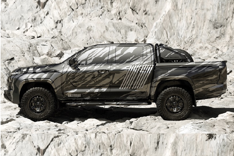 Trước đó, Mitsubishi từng giới thiệu mẫu xe XRT Concept, là phiên bản tiền sản xuất của Triton thế hệ thứ 6 tại triển lãm Bangkok International Motor Show 2023. XRT sở hữu ngoại hình hầm hố, cơ bắp. Như vậy, nhiều khả năng thế hệ thứ 6 của Triton sẽ có một phiên bản off-road để đối đầu với Ford Ranger Raptor.