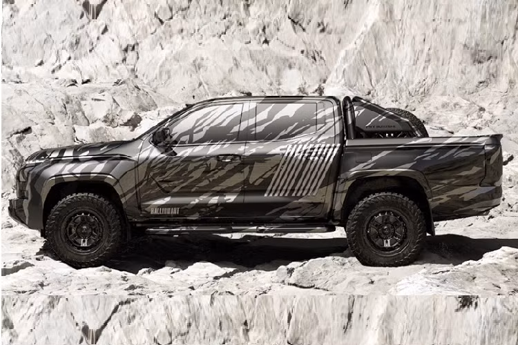 Trước đó, Mitsubishi từng giới thiệu mẫu xe XRT Concept, là phiên bản tiền sản xuất của Triton thế hệ thứ 6 tại triển lãm Bangkok International Motor Show 2023. XRT sở hữu ngoại hình hầm hố, cơ bắp. Như vậy, nhiều khả năng thế hệ thứ 6 của Triton sẽ có một phiên bản off-road để đối đầu với Ford Ranger Raptor.