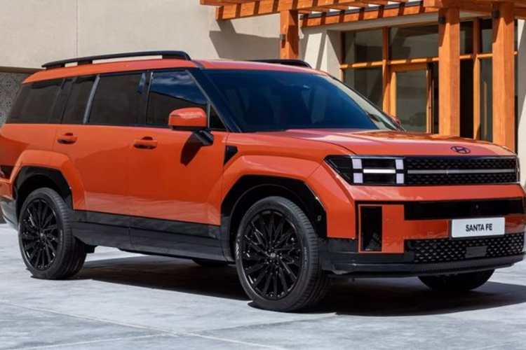 “Chúng tôi cũng đang thiết kế lại Palisade,” Boyle trao đổi với Car Buzz. “Tôi nghĩ bạn sẽ rất hào hứng. Chúng tôi muốn đưa những thứ khách hàng thích lên một tầm cao mới. Tôi rất hào hứng khi nói về Palisade mới nhưng đã phải kiềm chế để không nói quá nhiều”.