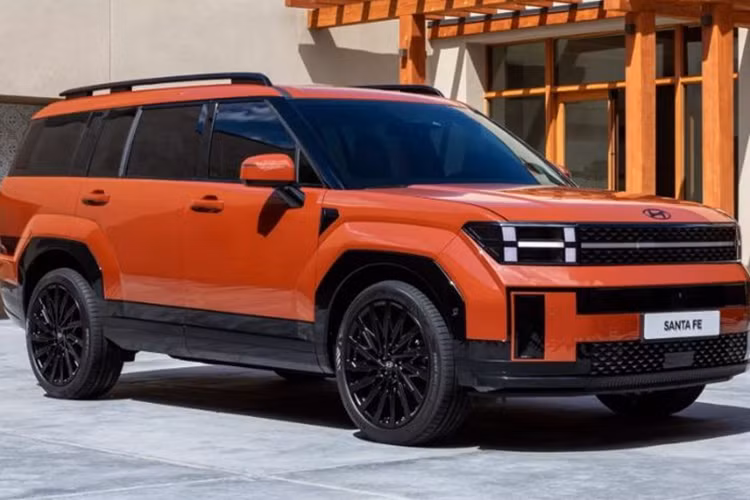 “Chúng tôi cũng đang thiết kế lại Palisade,” Boyle trao đổi với Car Buzz. “Tôi nghĩ bạn sẽ rất hào hứng. Chúng tôi muốn đưa những thứ khách hàng thích lên một tầm cao mới. Tôi rất hào hứng khi nói về Palisade mới nhưng đã phải kiềm chế để không nói quá nhiều”.