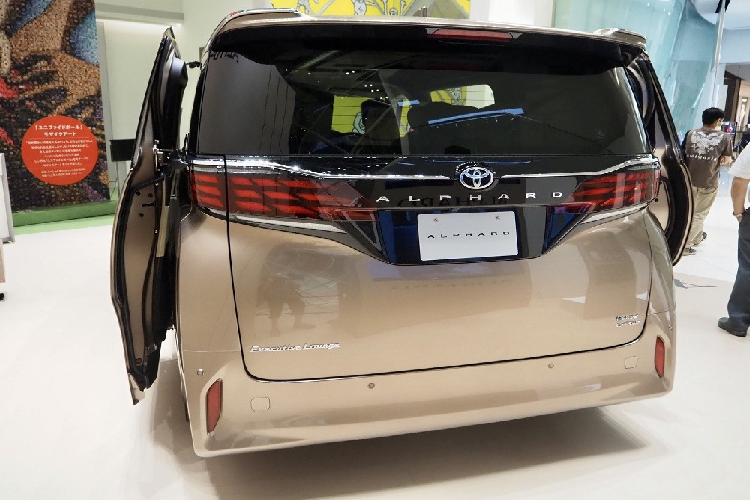 Xe được trang bị động cơ xăng 4 xi-lanh, tăng áp, dung tích 2.4L, kết hợp với hộp số tự động Direct Shift 8 cấp. Hiện thông số vận hành của động cơ này chưa được công bố. Tuy nhiên, đây có thể là động cơ có mã T24A-FTS với công suất tối đa 275 mã lực và mô-men xoắn cực đại 430 Nm. Như vậy, mẫu MPV này ở Malaysia sẽ dùng động cơ khác với xe dành cho Nhật Bản.