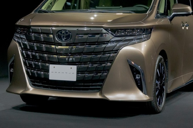 Điểm nhấn còn lại của mẫu MPV cỡ lớn này là gói công nghệ an toàn chủ động Toyota Safety Sense tiêu chuẩn. Gói này bao gồm hệ thống kiểm soát hành trình thích ứng tích hợp radar, cảnh báo lệch làn đường, nhận biết biển báo giao thông và hệ thống đèn pha thích ứng.