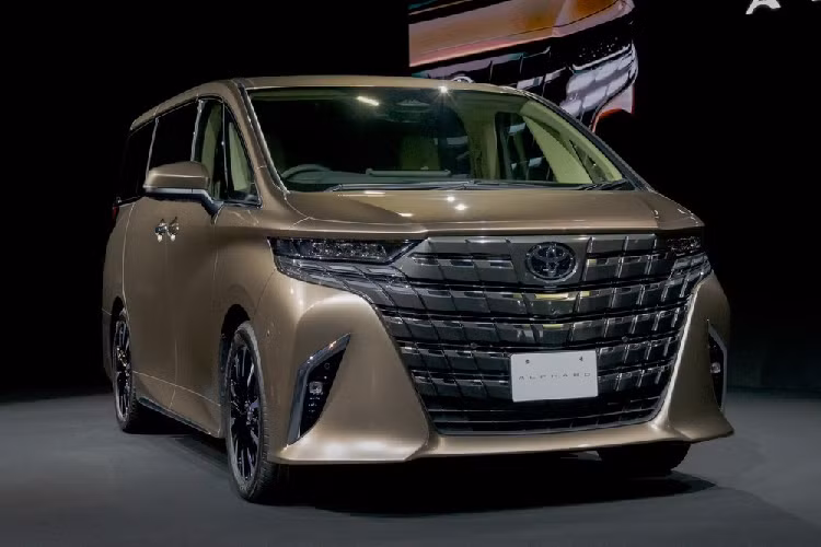 Tại thị trường Malaysia, Toyota Alphard 2024 có 3 màu sơn là trắng Platinum White Pearl, nâu vàng Precious Leo-Blond và đen. Hiện giá xe Toyota Alphard 2024 ở thị trường này chưa được công bố