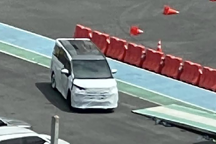 Trước đó, Toyota Alphard 2024 mới cũng đã bị bắt gặp khi đang chạy thử trên đường phố Thái Lan. Điều này chứng tỏ xe sẽ sớm phủ khắp các thị trường Đông Nam Á. Do đó, sẽ không bất ngờ nếu xe cũng sớm ra mắt tại Việt Nam. Theo thông tin vào thời điểm hiện tại, Alphard 2024 ở thị trường Malaysia chỉ có phiên bản cao cấp nhất Executive Lounge.