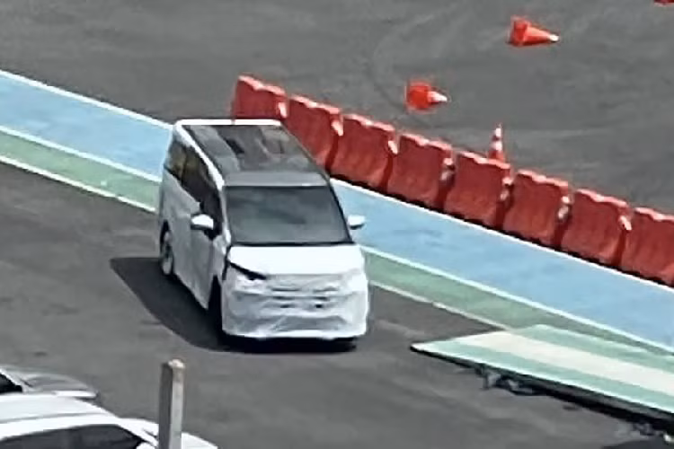 Trước đó, Toyota Alphard 2024 mới cũng đã bị bắt gặp khi đang chạy thử trên đường phố Thái Lan. Điều này chứng tỏ xe sẽ sớm phủ khắp các thị trường Đông Nam Á. Do đó, sẽ không bất ngờ nếu xe cũng sớm ra mắt tại Việt Nam. Theo thông tin vào thời điểm hiện tại, Alphard 2024 ở thị trường Malaysia chỉ có phiên bản cao cấp nhất Executive Lounge.