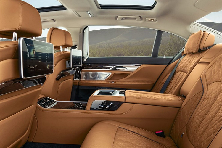 Không chỉ có thiết kế hiện đại, nội thất đẳng cấp, Mercedes-Benz S500 còn có khả năng vận hành mạnh mẽ. Xe được trang bị khối động cơ tăng áp 6 xi-lanh thẳng hàng, dung tích 3.0 lít với bộ tăng cường EQ, tạo ra công suất 429 mã lực và mô-men xoắn 520 Nm.