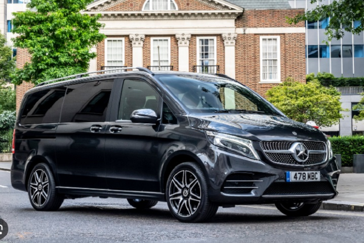  Mercedes-Benz V-Class Nhắc tới xế sang của chị cả nhóm BlackPink, không thể không kể đến chiếc Mercedes-Benz V-Class của cô. Đây là chiếc MPV cỡ lớn hạng sang cô luôn ưu tiên lựa chọn mỗi lần phải di chuyển. Xe sở hữu không gian nội thất rộng rãi, thoải mái với đầy đủ các tiện ích sang trọng, đẳng cấp.