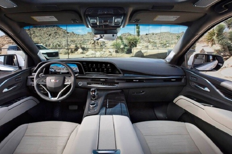 Chiếc Cadillac Escalade của chị cả Jisoo sở hữu động cơ V8 6,2 lít tăng áp kép công suất 420 mã lực và mô-men xoắn 623 Nm. Nó có giá khoảng 88.000 USD (tương đương 2,07 tỷ đồng) và sở hữu tốc độ tối đa 180 km/h. Xe có thể tăng tốc từ 0 đến 100 km/giờ chỉ trong 6,0 giây.