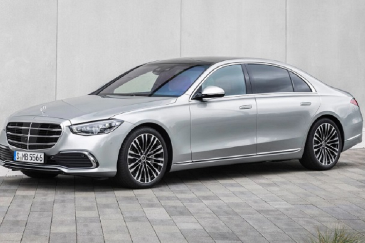  Mercedes Benz S-Class 500 Có vẻ nữ ca sĩ 27 tuổi này là một fan chính hiệu của hãng xe “ngôi sao 3 cánh” khi cô tiếp tục sở hữu chiếc xe đắt giá của Mercedes-Benz là S-Class 500. Sự trang trọng trên chiếc Mercedes S500 được thể hiện qua nội thất và các trang bị đi kèm. Ghế ngồi trên xe khá rộng rãi, thoải mái và đều được bọc bằng da Nappa. Phần tựa tay của xe được ốp bằng gỗ tự nhiên nên rất chắc chắn và sang trọng.