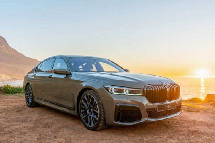  BMW 7-Series BMW 7-Series là một chiếc xe hạng sang khác cũng khá được nữ ca sĩ yêu thích. Cô thường lựa chọn chiếc xe này để tham dự những sự kiện sang trọng. BMW 7-Series sở hữu thiết kế tinh xảo, nội thất hiện đại và động cơ vận hành trơn tru. 