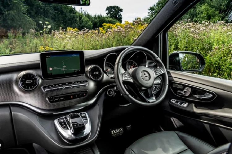 Hàng ghế thương gia thứ 2 được bọc da cao cấp, có tính năng điều chỉnh điện với bộ nhớ riêng biệt, tích hợp cả đệm đỡ bước chân, bộ nhớ ghế tích hợp đệm đỡ bắp chân và chức năng massage. Ghế có thiết kế lớn, ôm lấy người, giữ vị trí cơ thể cân bằng khi chạy trên đường xấu, chống say xe hiệu quả trên những hành trình dài.