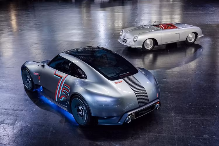 Mẫu Porsche 356 mui trần đầu tiên đã chính thức trình làng cách đây gần 75 năm và nhanh chóng gặt hái thành công. Tính đến năm 1965, hãng Porsche đã xuất xưởng gần 78.000 chiếc 356. Nhờ mẫu xe đầu tiên này, thương hiệu Porsche đã được biết đến rộng rãi hơn trên thị trường.