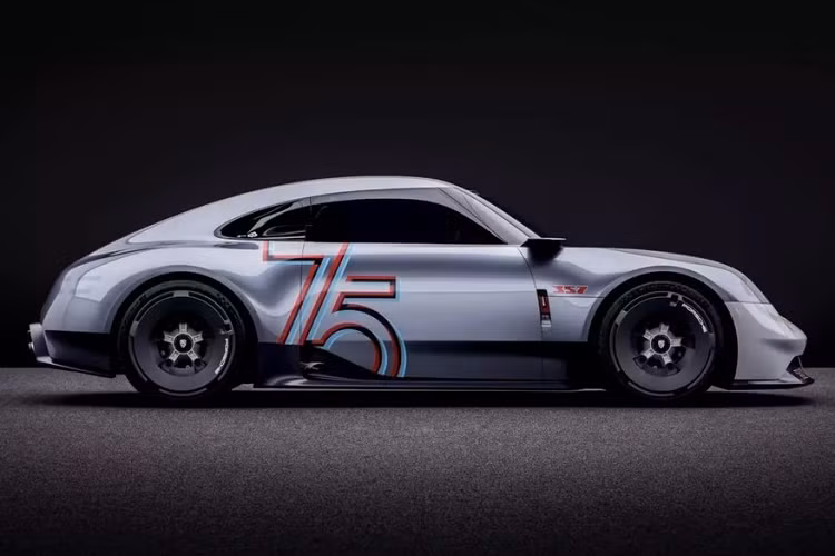 Tất nhiên, mẫu xe concept mới này cũng có những chi tiết hiện đại như tay nắm cửa tích hợp vào cửa sổ, đèn pha hình tròn và vành bằng magiê 20 inch để giảm trọng lượng. Hãng Porsche đã tích hợp khe gió ở hai bên xe, phía sau kính cửa sổ, và dùng chất liệu nhựa gia cố sợi tự nhiên NFRP để chế tạo bệ cửa.