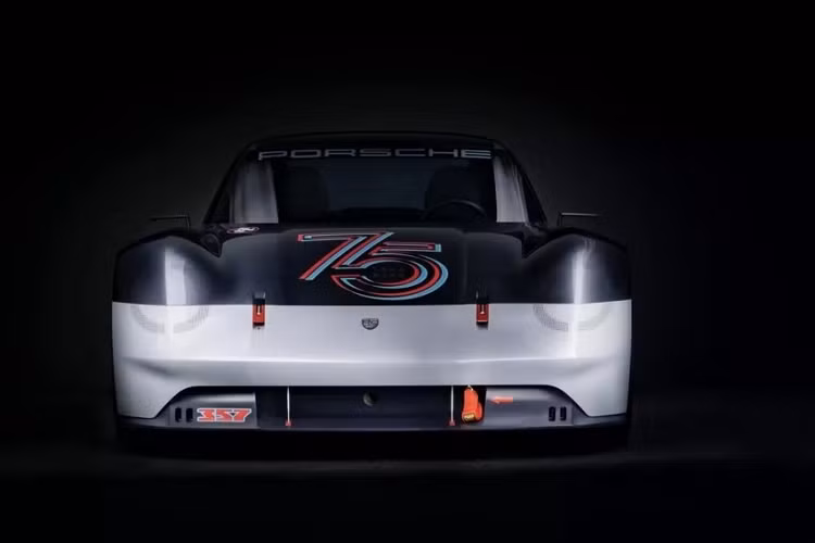 "Trái tim" của Porsche Vision 357 là khối động cơ xăng 6 xi-lanh, dung tích 4.0L giống 718 Cayman GT4 RS. Động cơ này tạo ra công suất tối đa 493 mã lực và mô-men xoắn cực đại 449 Nm.