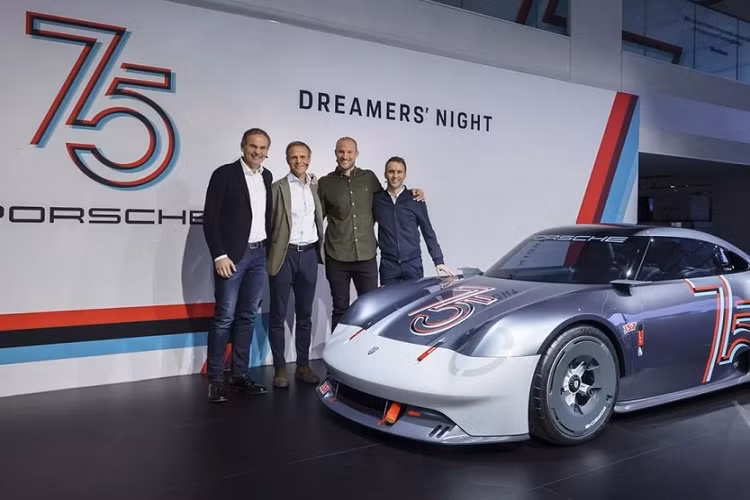 Vào hôm 25/1/2023 vừa qua, Porsche Vision 357 đã được trưng bày tại Berlin, Đức. Đây cũng là điểm nhấn trong sự kiện trưng bày đặc biệt nhằm kỷ niệm 75 năm thành lập thương hiệu Porsche.