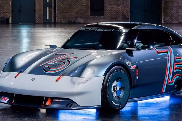 Tương tự đàn anh 356, chiếc Porsche Vision 357 đặc biệt này cũng được trang bị cột A màu đen để tạo sự liền lạc giữa kính lái và kính cửa sổ bên sườn. Ngay cả chi tiết lưới nằm dọc ở phía sau xe và đèn hậu hình tròn phía trước cũng giống với Porsche 356.