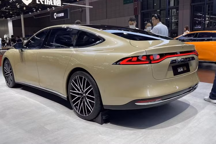 Bên hông xe Yuanhang Y6 sử dụng tay nắm cửa ẩn và bộ vành kích thước lớn, đa chấu kép đẹp mắt, trong khi đó, cửa sổ bên thiết kế không khung, kính trên nóc kéo dài về phía sau xe, mang đến sự lịch lãm.