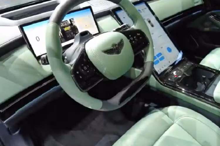 Chưa hết, tùy theo phiên bản mà quãng đường của xe Yuanhang Y6 có thể lăn bánh sau 1 lần sạc đầy từ 800 km đến 1.000 km, chiếc sedan chạy điện này cũng chỉ mất thời gian 3,5 giây để tăng tốc từ vị trí xuất phát lên 100 km/h.