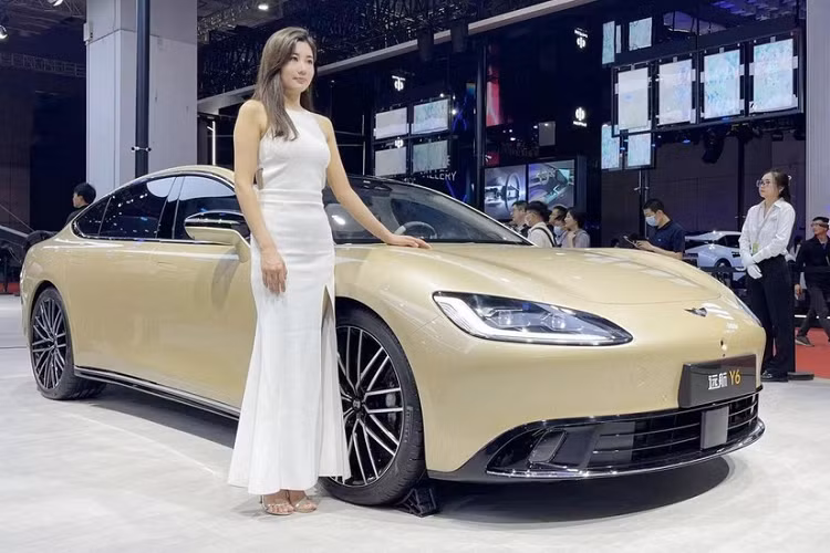 Tại triển lãm ô tô Thượng Hải 2023, tập đoàn Dayun đã tiếp tục giới thiệu đến khách tham quan hãng xe năng lượng mới của mình Yuanhang, bằng việc trưng bày khá nhiều dòng xe điện, 1 trong số đó có sự xuất hiện của Yuanhang Y6 2024 mới, chiếc sedan chạy hoàn toàn bằng điện được xem là câu trả lời của hãng xe Trung Quốc với hãng xe Mỹ Tesla.