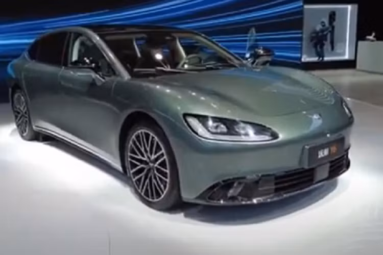 Đằng sau xe có cụm đèn hậu LED cũng áp dụng thiết kế xuyên thấu, cánh gió mui nhỏ, và vì xe điện, nên cản sau khép kín, không có ống xả, điểm nhấn là 1 thanh nẹp mạ crôm trên tấm ốp nhựa màu đen nhám. Về kích thước, mẫu xe sedan chạy hoàn toàn bằng điện Yuanhang Y6 có chiều dài, rộng, cao lần lượt là 5.270 x 2.000 x 1.500 mm, chiều dài cơ sở 3.130 mm.