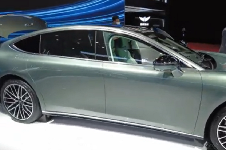 Tiến vào bên trong khoang lái, nội thất của chiếc xe Yuanhang Y6 tương đối đơn giản, chủ yếu bao gồm màn hình điều khiển trung tâm lớn theo chiều dọc, có bộ khuếch đại công suất mang đến âm thanh giả lập khi xe tăng tốc, ngoài ra là các tính năng khác như nhận dạng khuôn mặt Face ID, ghế ngồi bọc da cao cấp, có bệ tì tay rộng ở trung tâm và hệ thống giải trí.