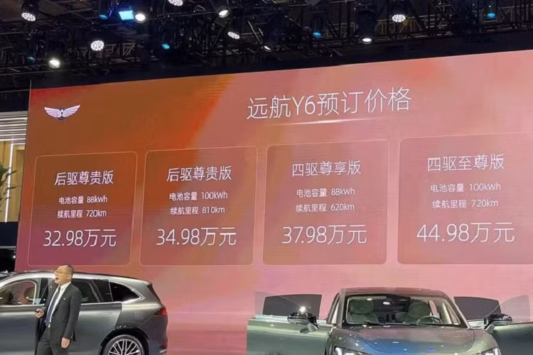 Trong sự kiện lần này, mẫu xe sedan chạy điện cỡ trung và cỡ lớn mới của tập đoàn Dayun, chiếc Yuanhang Y6 đã chính thức được mở bán trước với 5 phiên bản, có giá từ 329.800 nhân dân tệ đến 529.800 nhân dân tệ (tương đương 1,1 tỷ đồng đến 1,8 tỷ đồng).