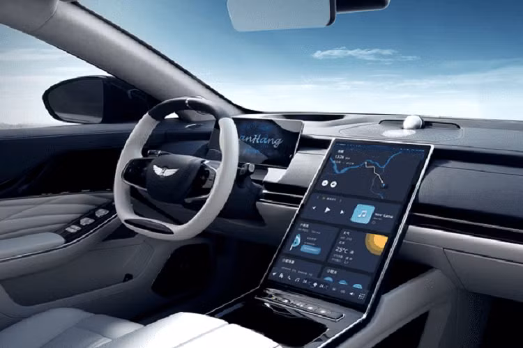 Về ngoại hình, chiếc xe sedan điện Yuanhang Y6 áp dụng thiết kế kiểu coupe, đèn pha LED gọn gàng có tích hợp luôn dải đèn LED chiếu sáng ban ngày, phần đầu xe có thiết kế thuôn dài với lưới tản nhiệt khép kín, tuy nhiên, phần hốc gió trung tâm lại được mở rộng tối đa, với 3 thanh ngang làm điểm nhấn, 2 hốc gió ngoài cùng thiết kế đẹp mắt.