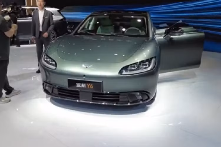 Công suất tối đa mạnh nhất mà chiếc sedan điện Yuanhang Y6 tại Trung Quốc có thể đạt được là 671 mã lực và mô-men xoắn cực đại có thể đạt tới 800 Nm, dễ dàng mang đến trải nghiệm du lịch mới sang trọng cao cấp, mà còn có công nghệ thông minh đi kèm.