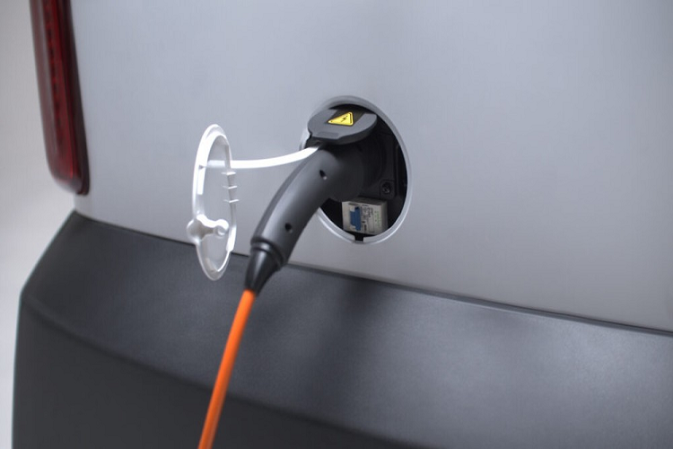 Theo công ty Ark, mẫu ôtô điện giá rẻ này có thể đạt vận tốc tối đa 28 dặm/h (khoảng 45 km/h). Trong khi đó, cụm pin 80 Ah cho phép xe có thể chạy 50 dặm (khoảng 81 km) sau một lần sạc đầy pin. Thời gian sạc đầy pin cho xe là khoảng 6-8 tiếng đồng hồ, tốn chi phí dưới 1 Bảng (30.000 đồng).