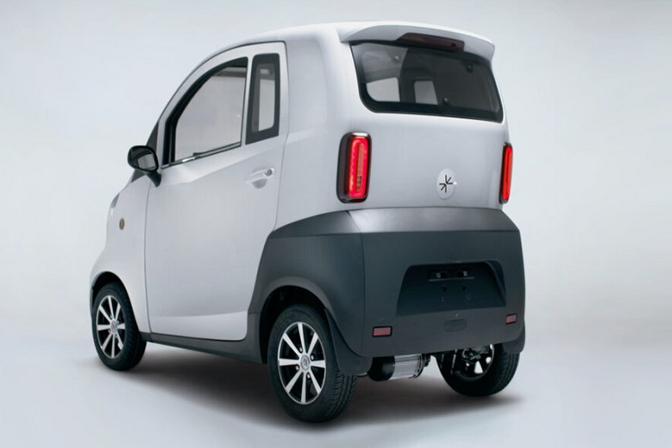 Tuy nhiên, với giá bán dưới 6.000 Bảng, Ark Zero EV đã trở thành mẫu ô tô điện rẻ nhất ở xứ sở sương mù. Đồng thời, đây cũng là mẫu xe điện chậm nhất đang bán tại thị trường Anh vì chỉ được trang bị mô-tơ điện có công suất tối đa 2,2 kW (khoảng 3 mã lực), thấp hơn cả xe máy 110 phân khối.