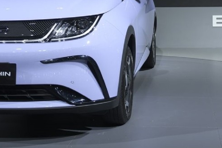 Không để người dùng Thái Lan thất vọng, BYD Dolphin được cung cấp nhiều trang bị an toàn như 6 túi khí, hệ thống cảnh báo áp suất lốp, phanh tay điện tử, tự động giữ phanh tạm thời, cân bằng điện tử, 5 radar trước/sau và camera 360 độ.