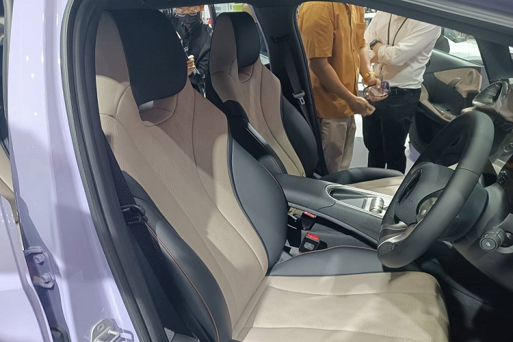 Trong khi đó, nội thất của xe có 5 chỗ ngồi với ghế bọc da tổng hợp. Ghế lái của xe chỉnh tay 6 hướng, ghế phụ lái chỉnh tay 4 hướng và hàng ghế sau gập 60:40.Chưa hết, BYD Dolphin còn sở hữu vô lăng 3 chấu, bảng đồng hồ kỹ thuật số 5 inch, màn hình cảm ứng trung tâm 12,8 inch có thể xoay ngang hoặc dọc, hỗ trợ Apple CarPlay có dây