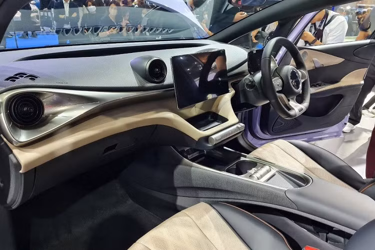 Đặc biệt, tuy có giá khá "mềm" nhưng mẫu ô tô điện Trung Quốc này vẫn được trang bị các tính năng trợ lái nâng cao ADAS như hệ thống kiểm soát hành trình thích ứng .Phanh tự động khẩn cấp, cảnh báo lệch làn đường, hỗ trợ giữ làn đường, cảnh báo tiền va chạm, cảnh báo va chạm phía sau, cảnh báo điểm mù,